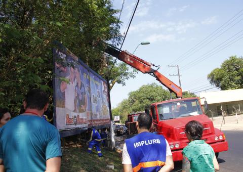 Implurb retira outdoors das ruas de Manaus